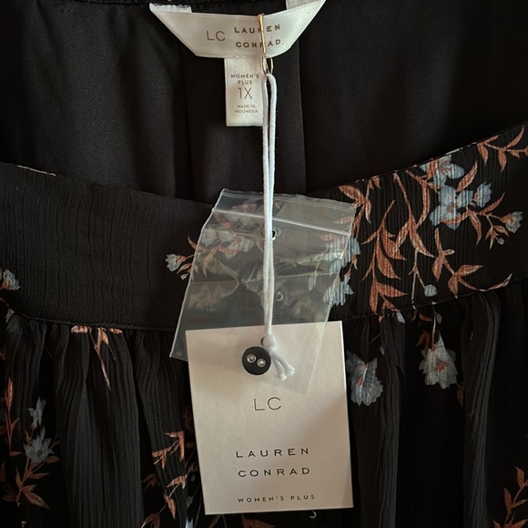 Lauren Conrad, women’s 1X, black with blue/rust floral pattern, sheer sleeves. - Picture 6 of 6